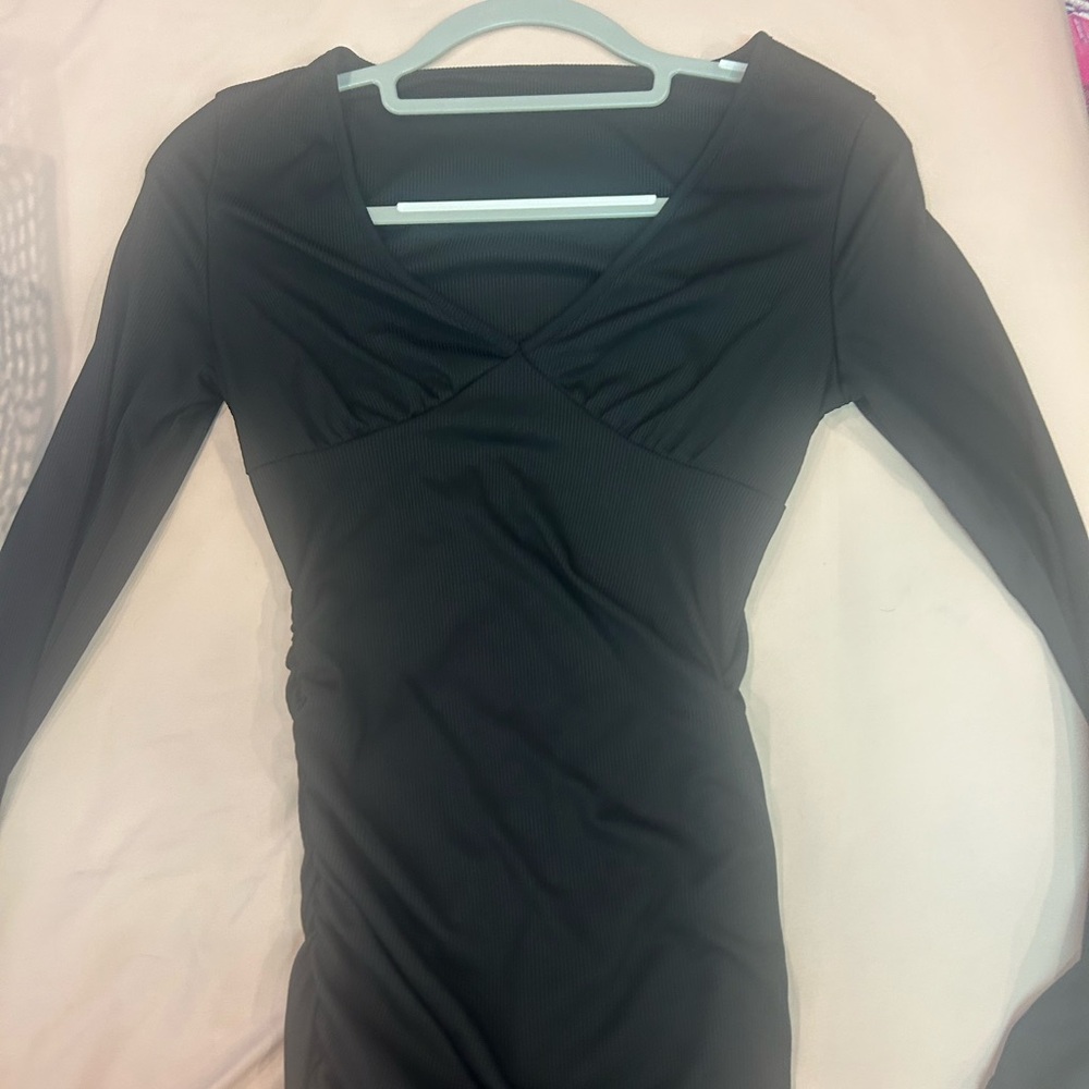 Black dress (size medium)bought but never worn selling because need to get money